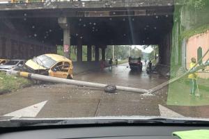 ¡Caos vehicular en la Minorista! Taxi y carro particular protagonizan aparatoso choque y vuelco en el deprimido 