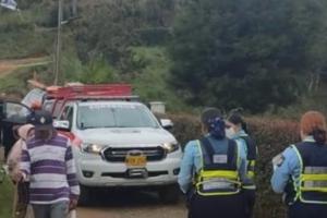 Conductor de empresa de comunicaciones se lanzó de vehículo sin frenos y este terminó arrollándolo en Guarne