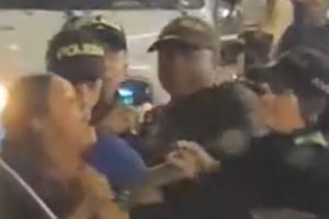 Mujer agrede a las autoridades en medio de un operativo 