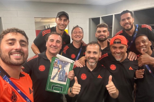 La Virgen y Néstor Lorenzo