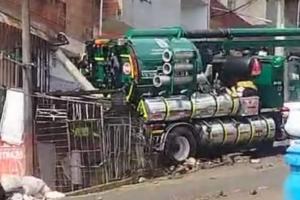 Accidente presentado con carro tanque en Manrique