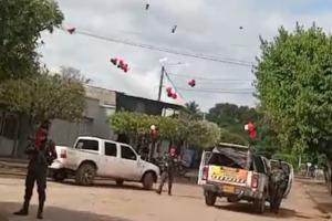 Los sujetos, vestidos con camuflados y portando brazaletes y pañoletas con la bandera del ELN, llegaron a la población en varias camionetas. 