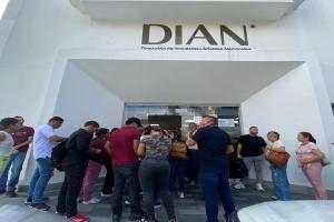 Inconvenientes en la página web de la DIAN obligan a los medellinenses a ir hasta las sedes de la entidad