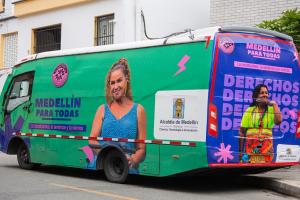 Un vehículo recorrerá las calles de Medellín para brindar atención psicológica y jurídica a mujeres vulnerables. El Centro Móvil cuenta con dos oficinas para atención personalizada y colectiva.  