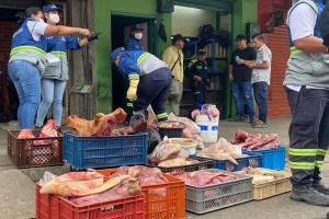 En el Centro de Medellín fueron incautadas más de mil kilos de carne y 800 kilos de pescado en malas condicione