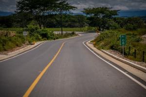 Las fuertes lluvias que se registraron durante las últimas horas en Antioquia generaron deslizamientos en varias vías del departamento