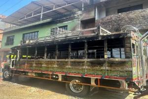 Menor de edad habría provocado el incendio de la chiva en San Rafael.