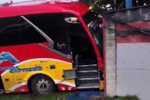 Emergencia en la Medellín-Bogotá: Bus de Rápido Tolima se estrelló y causó colisión múltiple
