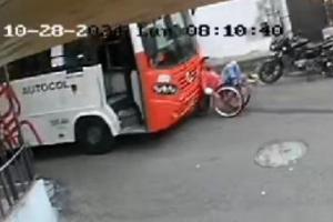 Conductor de bus embistió a un hombre en sillas de ruedas 