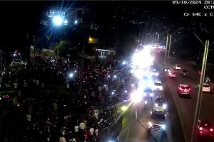 Caravana de fanáticos y rodada del cantante urbano Ryan Castro por varias vías de Medellín generó enorme colapso en la movilidad. 