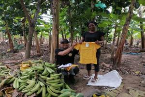 Varios medellinenses crearon un proyecto para intercambiar ropa por alimentos en Urabá. Ese trueque beneficia a familias de escasos recursos en Medellín