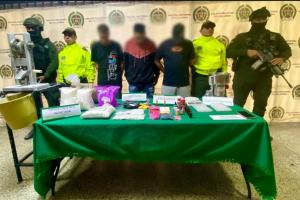 [FOTOS] Desmantelaron banda "Los Sintéticos" que adulteraban tusi, éxtasis y LSD con fentanilo en Medellín  
