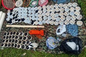 Ocultos en una carpintería FARC fabricaba explosivos para ser lanzados desde drones en Antioquia 