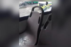 Ventana hecha añicos y pasajeros aterrorizados dejó nuevo ataque con piedras a un bus en Medellín 