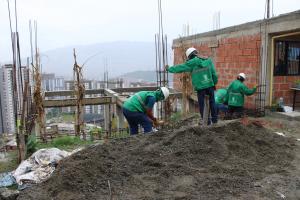 Construcciones ilegales en el barrio La Divisa de la comuna 13 de Medellín 