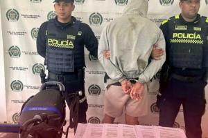 Capturan a hombre con panfletos del AGC que prohíben los préstamos "gota a gota" en Carepa