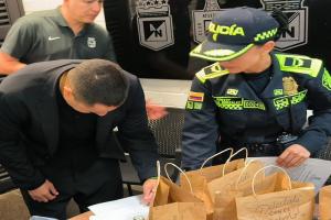La celebración del director técnico de Atlético Nacional generó molestia en las autoridades de Medellín. El estratega podría pagar una sanción económica según el código de convivencia de la Policía