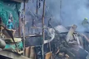 En un cambuche, seis familias buscan refugio tras perderlo todo en el incendio de sus viviendas en el barrio Carambolas de Medellín