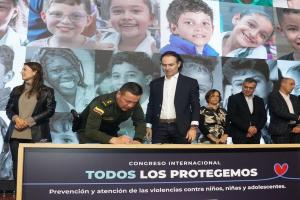 40 personas de diferentes entidades firman en Medellín el tratado colectivo contra la explotación sexual comercial y la trata de personas