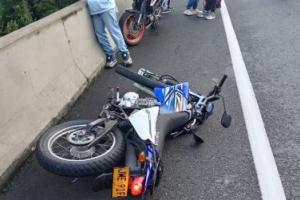 Motociclista sobrevive a caída de 10 metros desde un puente en la vía Caldas-Amagá 