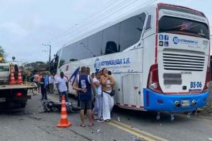 Tres muertos tras brutal choque entre un bus y una moto en Carepa