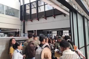 Largas filas para los viajeros que se encuentran en el aeropuerto de Rionegro por cuenta de la protesta que adelantan funcionarios de Migración