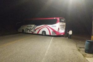 Grupo armado ilegal atacó a buses de servicio público camiones en la vía que conecta a Medellín con la Costa Atlántica. Dos personas resultaron heridas