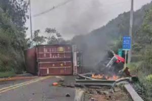 Accidente de tractocamión dejó a conductor atrapado y con múltiples fracturas en la vía Pintada -Medellín 