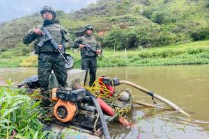Destruyen millonaria maquinaria utilizada en minería ilegal en el río Negro al Oriente antioqueño 