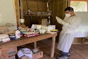170 menores de edad han recibido atención médica en zona selvática del municipio de Urrao para contener un posible brote de tosferina.
