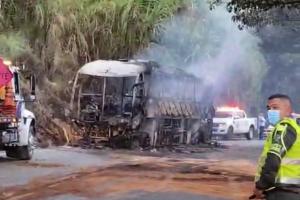 Estallido de una llanta habría provocado incendio que consumió a un bus en la vía Medellín - Donmatías: 41 pasajeros iban a bordo