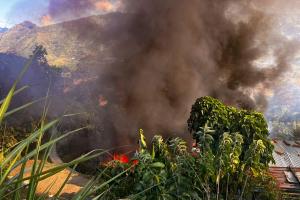Ejército rescató a dos personas de un incendio que consumió su vivienda en Barbosa 