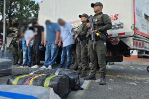 [FOTOS] Escondidas en productos comestibles hallaron 3 toneladas de marihuana dentro de un camión en Bello