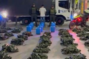 Hallaron dentro de una camioneta un  cargamento de ácido sulfúrico y prendas militares en Antioquia