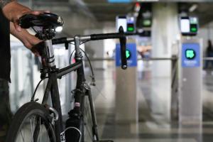 Biciusuarios en el Metro de Medellín 