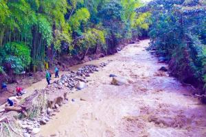 Mujer murió ahogada al intentar cruzar un río a caballo con su hijo en Urrao