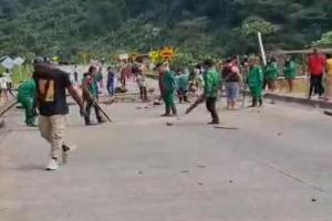 Transportadores reiteraron el llamado al Gobierno Nacional para que atienda la situación de orden público en la vía Medellín - Quibdó. Comunidades indígenas mantienen los bloqueos en la zona 