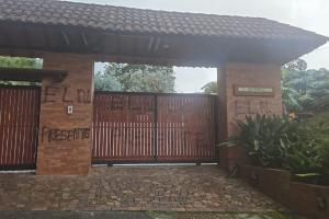 Mensajes alusivos al ELN en fachadas del municipio de El Retiro