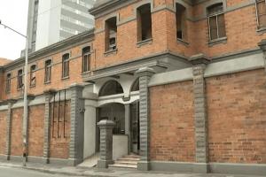 Familia denuncia negligencia tras muerte de un hombre en estación de policía de Medellín: Tardaron 12 días en informarles