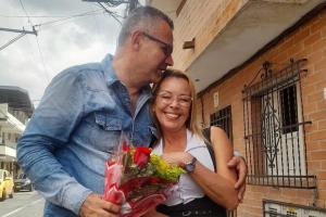 Hombre señalado de matar a puñaladas a su pareja horas después de regalarle flores, fue enviado a la cárcel en Medellín
