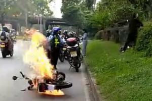 Motociclista sin placas ni licencia atacó brutalmente a agente de tránsito en Medellín