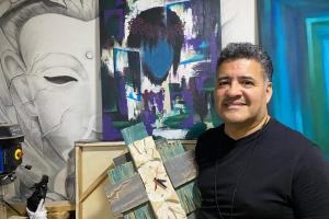 Donde otros ven basura, Tobón ve arte: la historia de un escultor que transforma la madera rota 