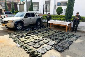 Tiroteo en la vía a Andes: delincuentes escaparon tras abandonar camioneta cargada de material bélico y de intendencia