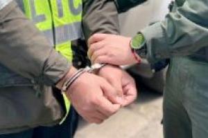 Casa por cárcel para policías que simularon allanamiento en una finca de Girardota y robaron fusil y camándula de $40 millones 