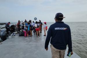 Autoridades en Urabá aseguran que en una semana desembarcaron más de mil migrantes procedentes del Tapón del Darién como resultado de la denominada migración inversa