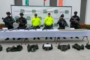 Hallaron rifles y fusiles del Clan del Golfo encaletados en una choza de madera en Turbo