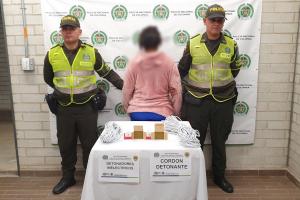 Sorprenden a mujer con 400 detonadores y explosivos mientras viajaba en un bus por Antioquia