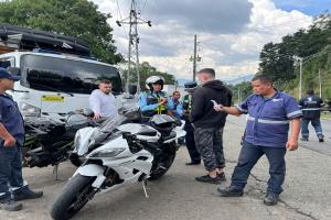 14 motocicletas fueron inmovilizadas por las autoridades en un nuevo operativo en contra de los piques ilegales en la vía Las Palmas