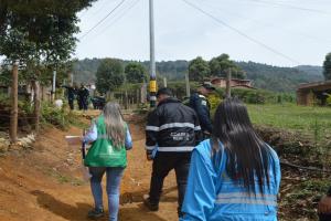 Autoridades en Medellín ofrecen hasta $20 millones de pesos como recompensa por información que permita identificar a estafadores de lotes ilegales