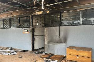 Autoridades en Apartadó se encuentran en alerta luego del incendio ocasionado por un encapuchado en la alcaldía municipal. El incendio destruyó varios elementos, documentos y registros de la Oficina de Vivienda.  